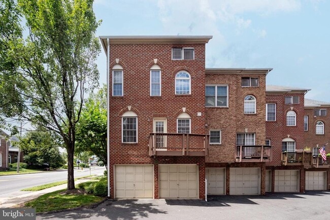 Building Photo - 2400 N Greenbrier Ct