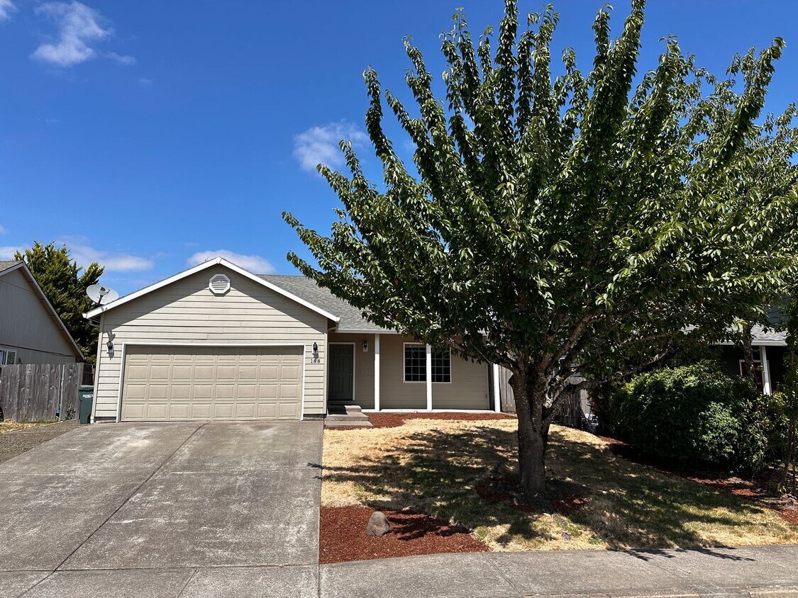 Foto principal - COMING SOON 3 Bedroom 2 Bath Single Family...