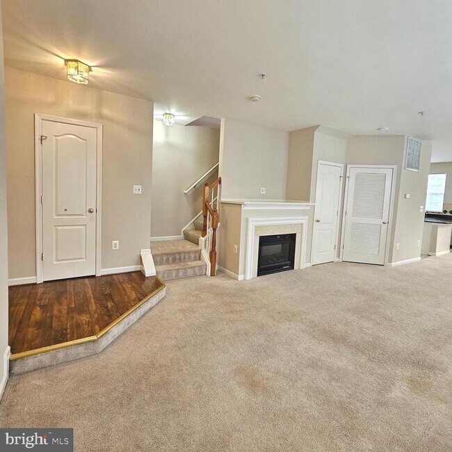 Building Photo - 5098 English Terrace