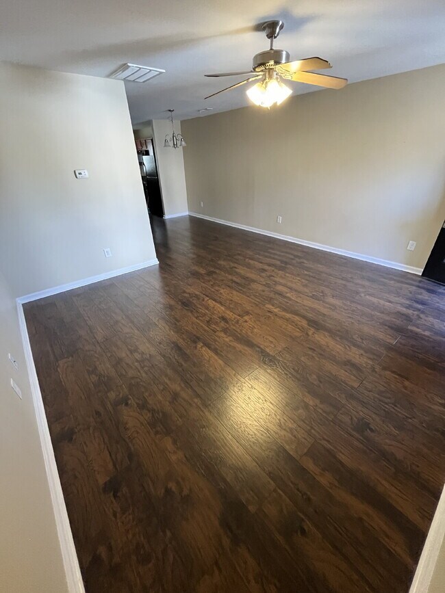 Foto del edificio - "Charming 2-Bedroom Townhouse Retreat with 2.5 Baths in Kernersville!"