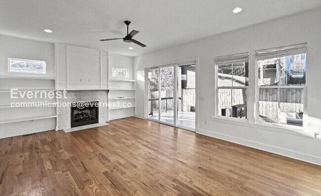 Building Photo - 3 Bed/2.5 Bath Home with Fenced Yard & Garage / Pet-Friendly / Available Now!