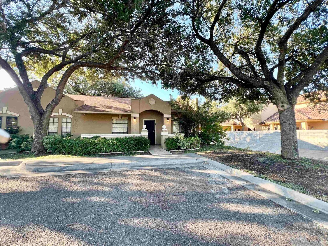 Foto principal - 601 St James Dr