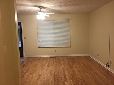 Living Room - 1440 Londondale Pky