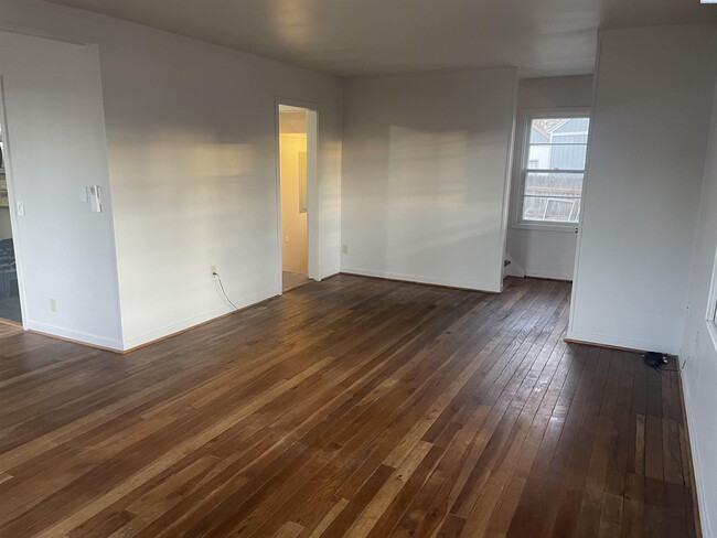 Building Photo - FOR RENT Super Cute Updated F Home Quiet C...