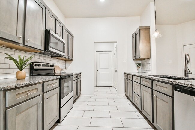 Building Photo - Great 3 Bedroom, 2 Bath Townhouse in Escon...