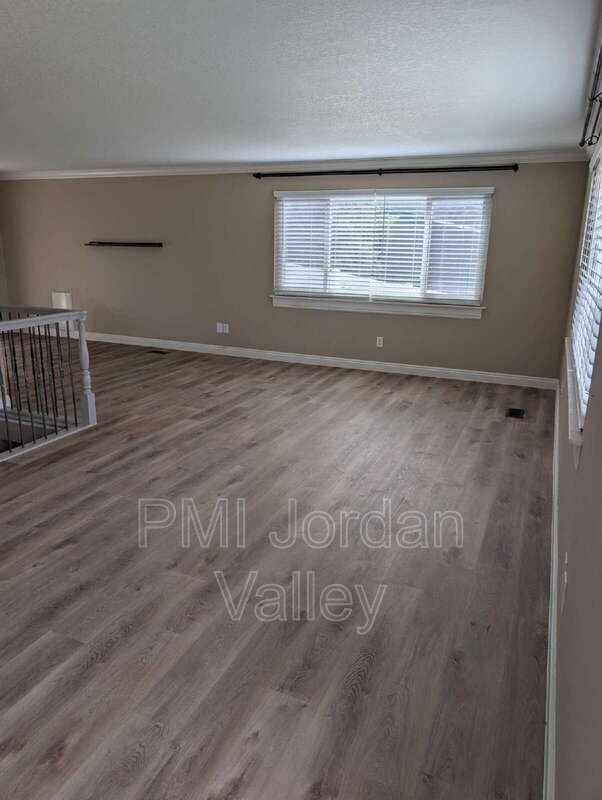 Foto del edificio - 1394 N 400 E