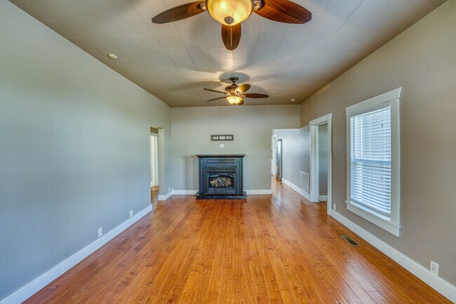 Building Photo - 302 N Maple St