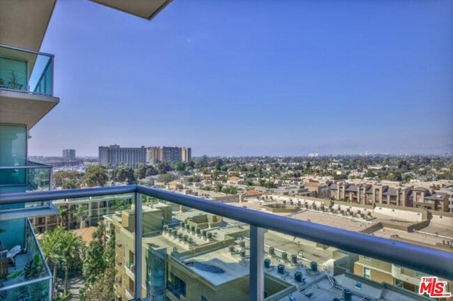 Building Photo - 13700 Marina Pointe Dr