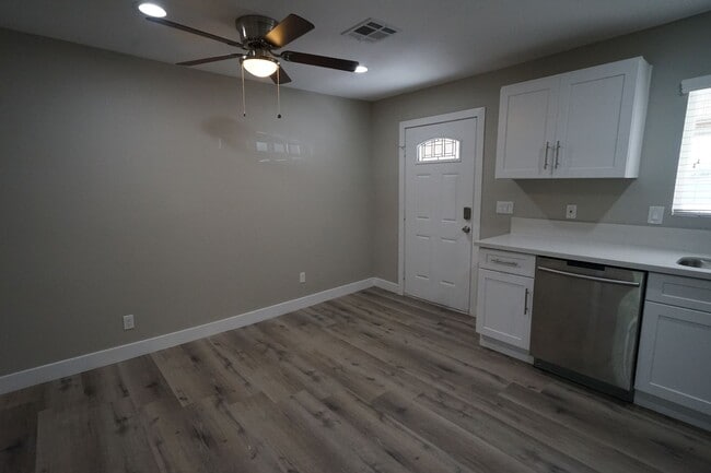 Building Photo - 1175 S Mojave Rd