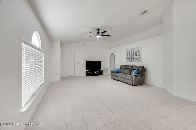 Building Photo - 2089 Redwood Cir