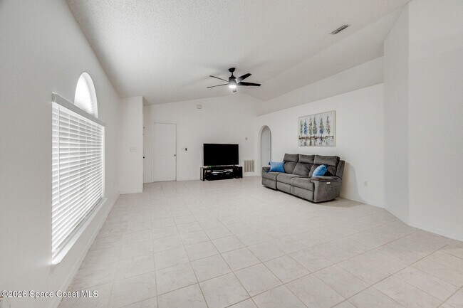 Foto del edificio - 2089 Redwood Cir