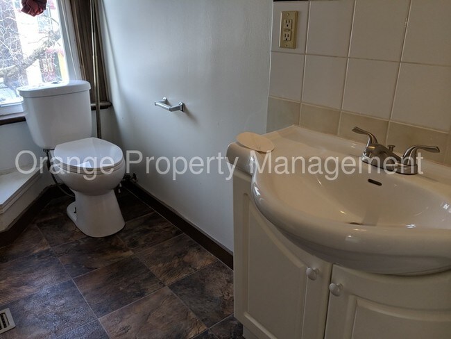 Building Photo - CONVENIENT LOCATION-FIRST MONTH RENT FREE!