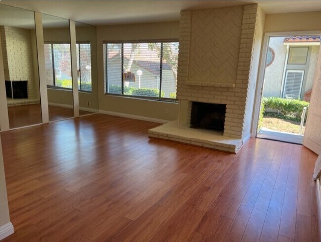 Foto del edificio - Valley Circle Townhomes