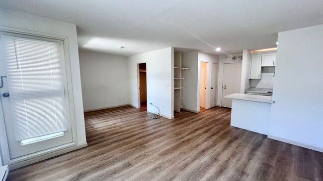 Foto del edificio - Fully Remodeled Studio w/ Oversized Sun-Fi...