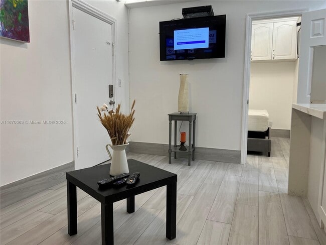 Foto del edificio - 3710 Collins Ave