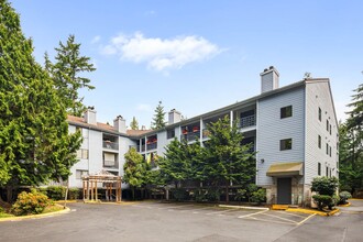 Building Photo - 710 N 160th St