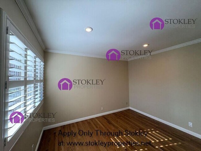 Foto del edificio - 323 Thistle Cir