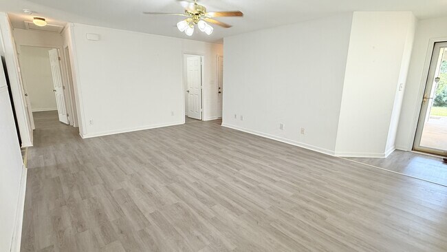 Foto del edificio - 15251 Tyler Mill Dr