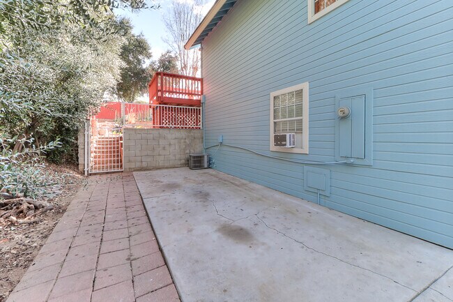 Building Photo - 1590 Elizabeth St