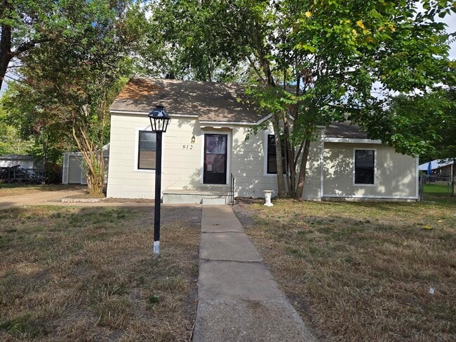 Building Photo - 912 S Gordon St