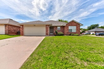 Building Photo - 608 Cavecreek St
