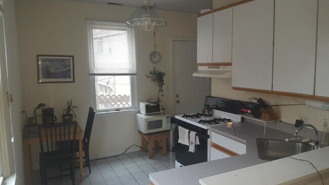 Foto del edificio - 1828 N Burling St