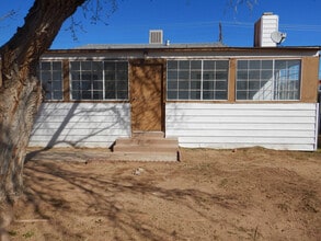 Building Photo - 614 W Atkins Ave