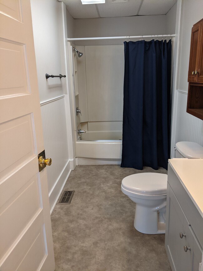 Baño - 504 N High St