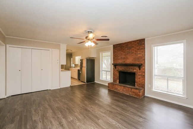 Building Photo - Refreshed 4 Bed in Brandon