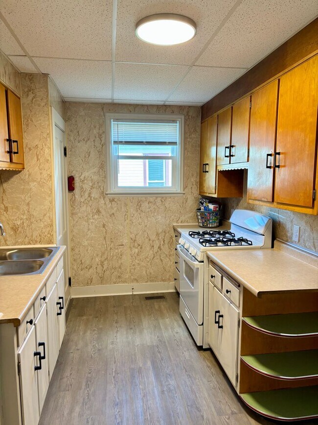 Foto del edificio - Check Out This 4-Bed/1-Bath House in Bluff...