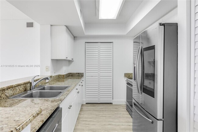 Foto del edificio - 19501 W Country Club Dr