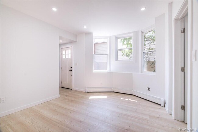 Foto del edificio - 594 Bellevue Ave N