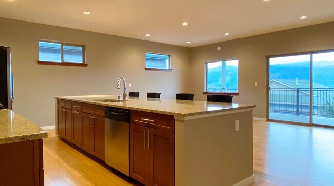 Building Photo - Upper Level Living