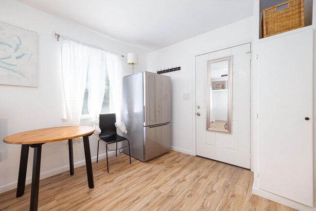 Building Photo - Super cute fully furnished studios now available in San Diego!