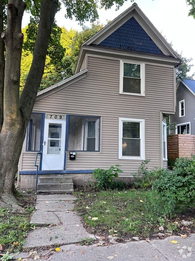 Building Photo - 709 Sinclair Ave NE