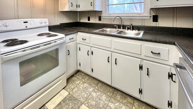 Foto del edificio - Coming Soon : 3BR+, 1 1/2BA house in Greenbrier