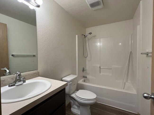 Building Photo - Recently updated 4 bedroom and 2 bath home...