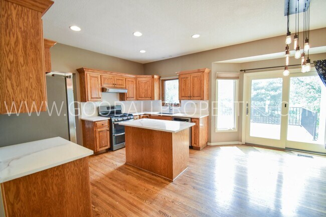 Building Photo - 5 Bedroom 4 Bath Home in Desirable West De...