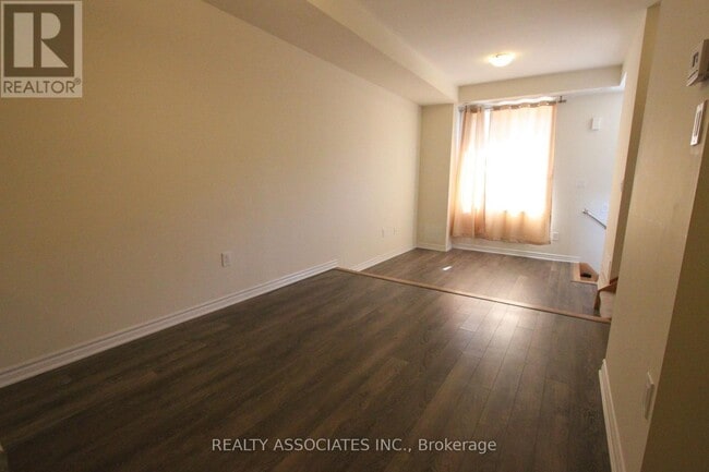 Building Photo - 15-15 Heron Park Pl