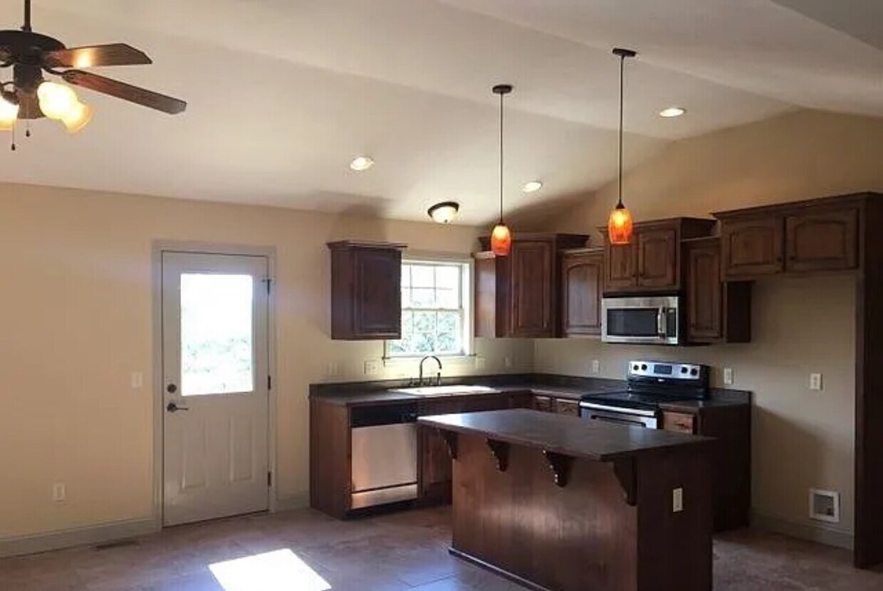 Foto principal - Fresh New Look - 4BR 21/2 Bath