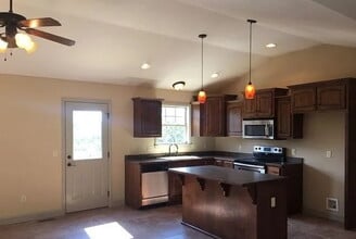 Building Photo - 191 RoundHill Rd