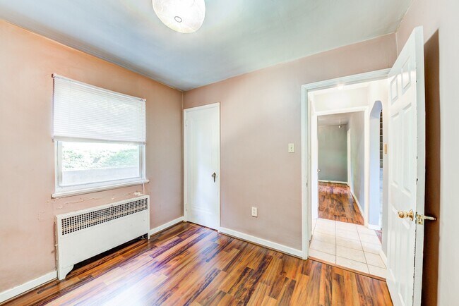 Building Photo - AVAILABLE MAY 2026 - Beautiful 3 Bedroom Home w/ Off-Street Parking in Brookline!
