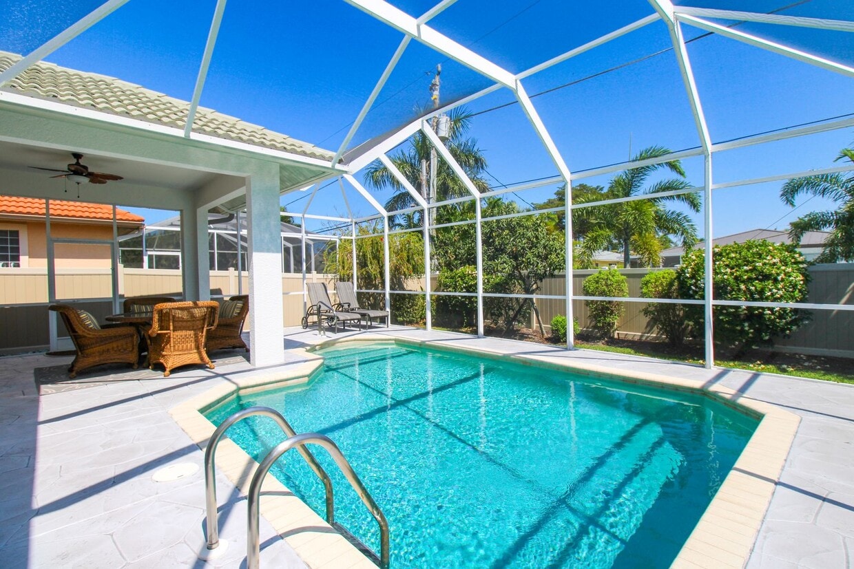 Primary Photo - ***HEATED PRIVATE POOL***FENCED IN***WALKI...