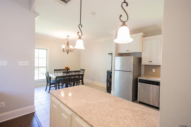 Building Photo - Trendy 4 bedroom, 2 bath home in coveted D...