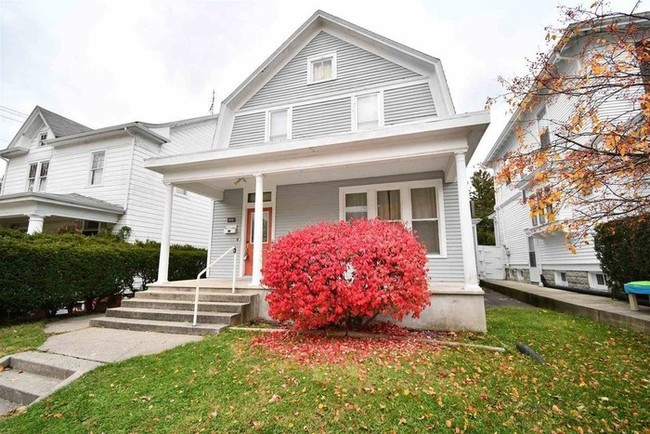 Building Photo - Clean 2 bedroom upstairs duplex