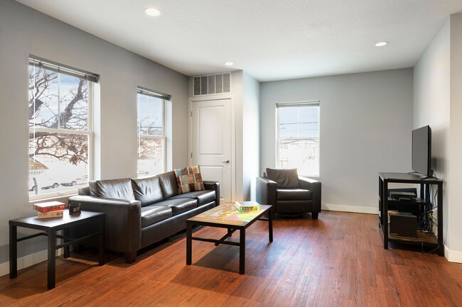 Living Room - 525 Tenth Dinkytown Apartments Student Rental