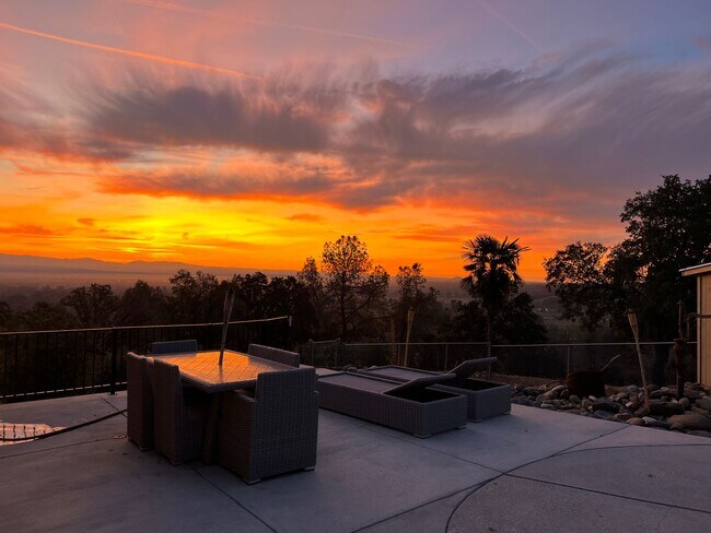 Foto del edificio - This Anderson Home is a Must See! Amazing Views of Lassen!