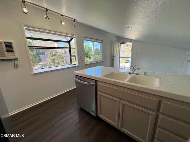 Foto del edificio - 1415 E Hillcrest Dr