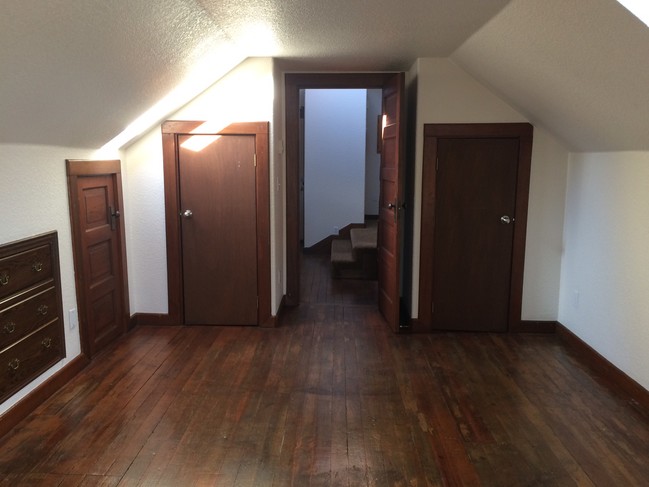 Building Photo - Glisan Townhomes