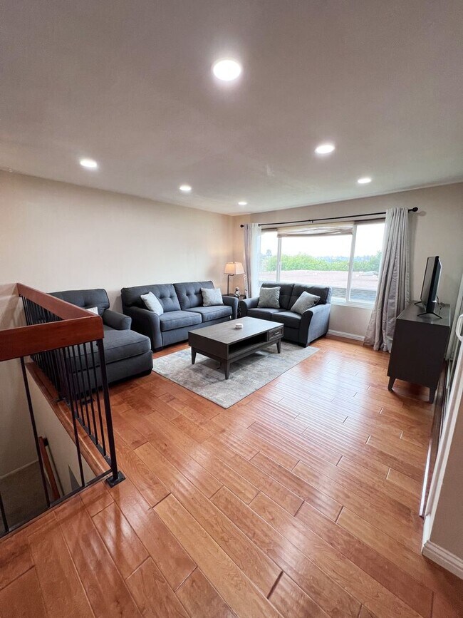 Foto del edificio - Furnished - 2 Bed/1.5 Bath Townhome ~ Beautifully Maintained!